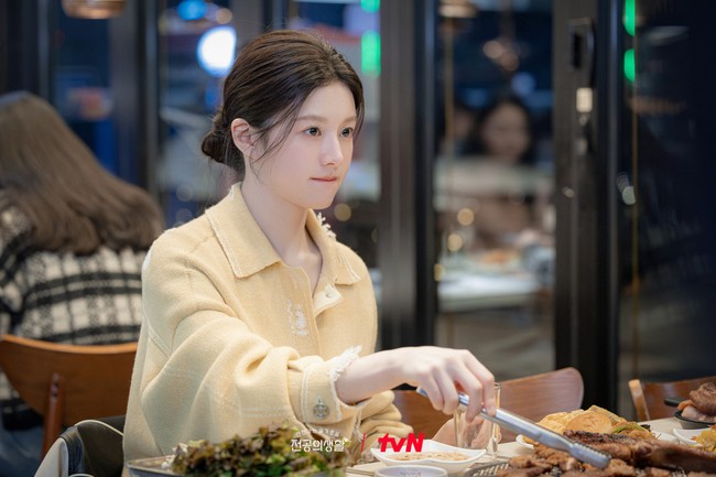 Kontras dengan episode-episode awal drama Korea Resident Playbook. Go Yoon Jung sudah memakai koleksi jaket berwarna kuning cerah dari penata gaya saat adegan makan malam bersama Jung Jun Won. Koleksi denim fringed cashmere cotton jacket itu harganya mencapai Rp 47 juta, berasal dari brand fashion Skotlandia, Barrie. Foto: dok. tvN
