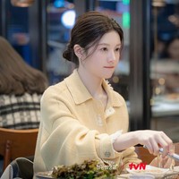 Kontras dengan episode-episode awal drama Korea Resident Playbook. Go Yoon Jung sudah memakai koleksi jaket berwarna kuning cerah dari penata gaya saat adegan makan malam bersama Jung Jun Won. Koleksi denim fringed cashmere cotton jacket itu harganya mencapai Rp 47 juta, berasal dari brand fashion Skotlandia, Barrie. Foto: dok. tvN