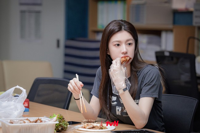 Dalam episode spesial drama Korea Resident Playbook, Go Yoon Jung mengaku bahwa dia memakai koleksi baju pribadinya sebelum diceritakan berpacaran dengan Jung Jun Won. Seperti dalam episode enam, dia memakai koleksi kaos hitam bertuliskan “United Resistance” keluaran brand fashion Prancis, Courreges. Atasannya dibanderol seharga Rp 13,7 juta. Foto: dok. tvN