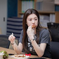 Dalam episode spesial drama Korea Resident Playbook, Go Yoon Jung mengaku bahwa dia memakai koleksi baju pribadinya sebelum diceritakan berpacaran dengan Jung Jun Won. Seperti dalam episode enam, dia memakai koleksi kaos hitam bertuliskan “United Resistance” keluaran brand fashion Prancis, Courreges. Atasannya dibanderol seharga Rp 13,7 juta. Foto: dok. tvN