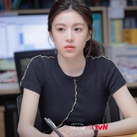 Lawan main Go Yoon Jung, Han Ye Ji menyorot bahwa karakter Oh Yi Young kerap memakai baju berwarna monokrom dan terkesan tomboy sebelum berpacaran. Dia memakai twisted tee dengan detail sulaman keluaran luxury brand Amerika Serikat, Helmut Lang yang harganya Rp 3,6 jutaan. Foto: dok. tvN