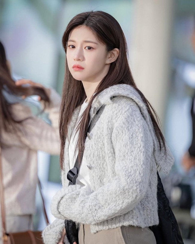 Gaya berpakaian Go Yoon Jung telah mencuri perhatian sejak penayangan episode pertama drama Korea Resident Playbook. Sang aktris tampil stylish dengan gaya kasual, memakai over fit crop cardigan berwarna abu-abu dari brand fashion lokal Korea Selatan EENK seharga Rp 6,9 jutaan. Foto: dok. tvN