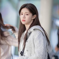 Gaya berpakaian Go Yoon Jung telah mencuri perhatian sejak penayangan episode pertama drama Korea Resident Playbook. Sang aktris tampil stylish dengan gaya kasual, memakai over fit crop cardigan berwarna abu-abu dari brand fashion lokal Korea Selatan EENK seharga Rp 6,9 jutaan. Foto: dok. tvN