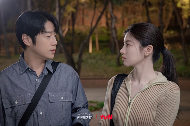 Saat kisah cinta Oh Yi Young dan Gu Do Won mulai bersemi di drama Korea Resident Playbook, Go Yoon Jung memakai baju yang berwarna lebih cerah. Koleksi ombre knit jacket-nya datang dari brand fashion Inggris, House of Sunny seharga Rp 3 juta. Foto: dok. tvN