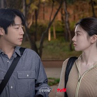Saat kisah cinta Oh Yi Young dan Gu Do Won mulai bersemi di drama Korea Resident Playbook, Go Yoon Jung memakai baju yang berwarna lebih cerah. Koleksi ombre knit jacket-nya datang dari brand fashion Inggris, House of Sunny seharga Rp 3 juta. Foto: dok. tvN