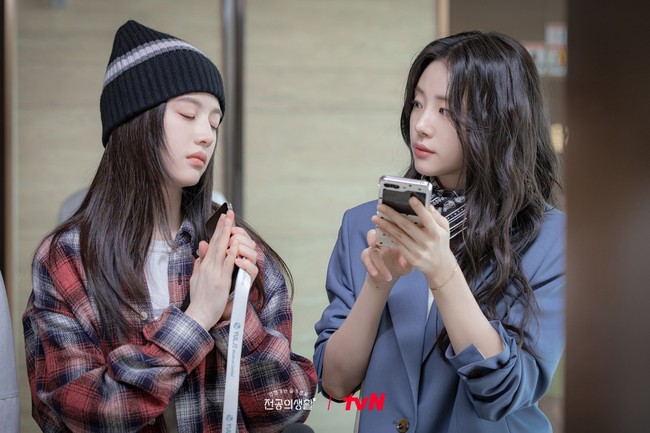Ada pula gaya Go Yoon Jung memakai beanie hat Supreme seharga Rp 3,2 juta, yang kena ledek Shin Si Ah di episode sembilan. Sang aktris memadukan kaos putih dengan kemeja kotak-kotak bernuansa merah dan hitam keluaran brand fashion Swedia, Our Legacy seharga Rp 4,6 jutaan. Foto: dok. tvN