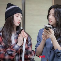 Ada pula gaya Go Yoon Jung memakai beanie hat Supreme seharga Rp 3,2 juta, yang kena ledek Shin Si Ah di episode sembilan. Sang aktris memadukan kaos putih dengan kemeja kotak-kotak bernuansa merah dan hitam keluaran brand fashion Swedia, Our Legacy seharga Rp 4,6 jutaan. Foto: dok. tvN