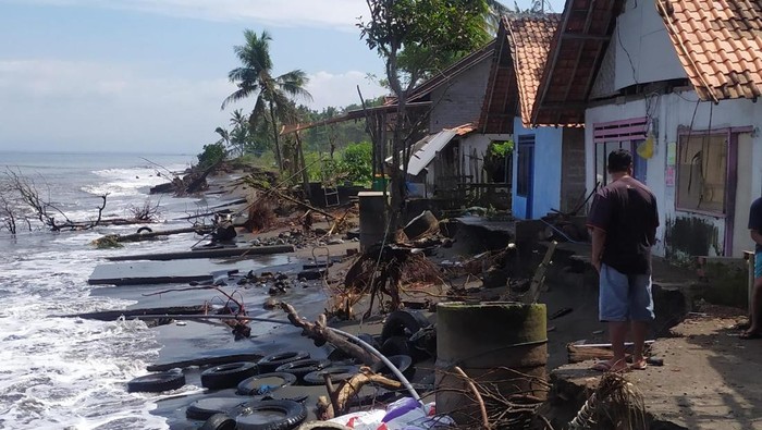 Gelombang besar terjang rumah warga di Jembrana, Bali, Rabu (28/5/2025).