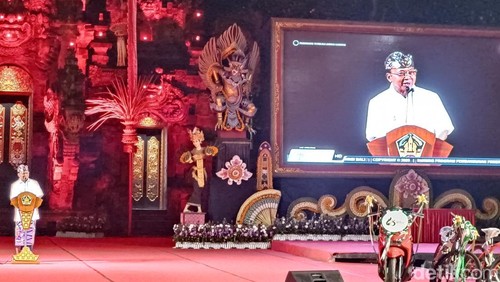 Gubernur Bali Wayan Koster saat melantik PPPK dan CPNS Pemprov Bali formasi tahun anggaran 2024 di Art Center Denpasar, Bali, Rabu (28/5/2025).
