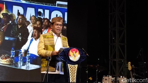 Gubernur NTT, Emmanuel Melkiades Laka Lena, saat melaunching program OVOP di halaman kantor Gubernur NTT.