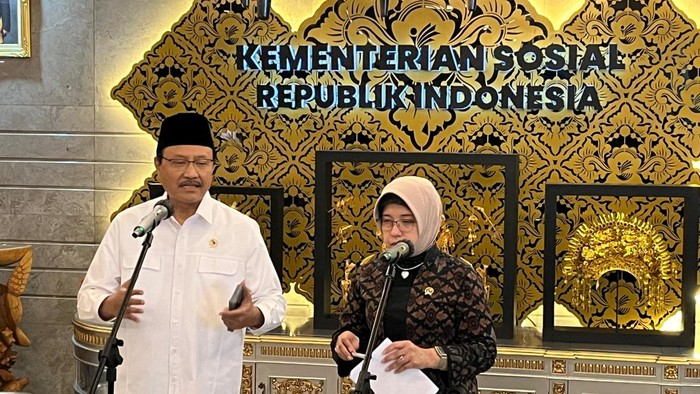 Mensos Saifullah Yusuf atau Gus Ipul dan Kepala BPS Amalia Adininggar Widyasanti saat penyaluran bansos di kantor Kemensos, Jakarta Pusat, Rabu (28/5/2025).