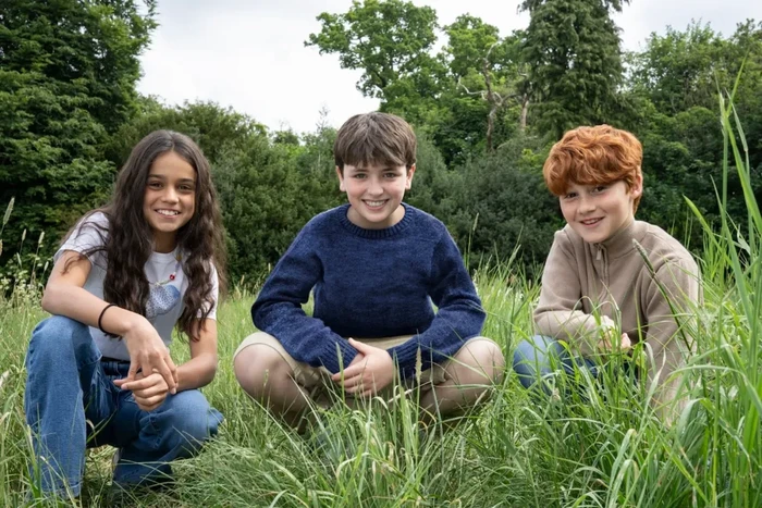Pemeran serial Harry Potter (ki-ka): Arabella Stanton sebagai Hermione Granger, Dominic McLaughlin sebagai Harry Potter, Alastair Stout sebagai Ron Weasley.