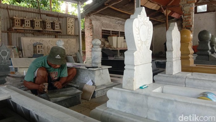 Hendi perajin batu alam di Indramayu