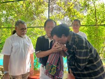 Hercules Cium Tangan Sutiyoso Sambil Minta Maaf