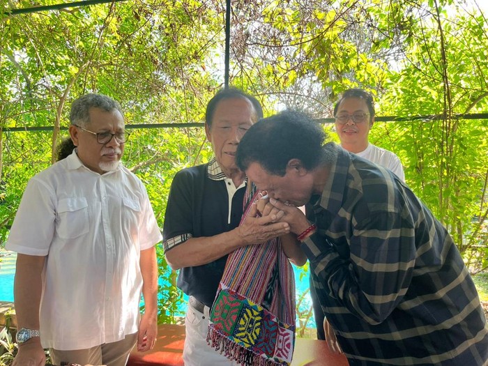 Hercules minta maaf dan cium tangan Sutiyoso
