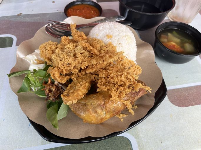Ilustrasi ayam goreng kremes