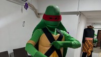 Indra Bekti sampai menyewa kostum Kura-Kura Ninja di sebuah tempat untuk ulang tahun anak. Totalitasnya gak kaleng-kaleng. (Foto: dok Instagram)