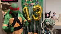 Indra Bekti cosplay lengkap jadi Raphael anggota Kura-Kura Ninja untuk perayaan ulang tahun ke-13 Dafni. (Foto: dok Instagram)
