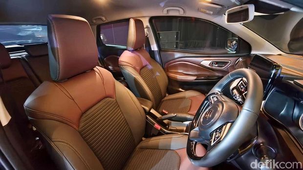 Suzuki Fronx resmi diluncurkan di Jakarta hari ini. Salah satu daya tarik utama dari SUV compact ini adalah desain interiornya yang diklaim luas, nyaman, dan fungsional.