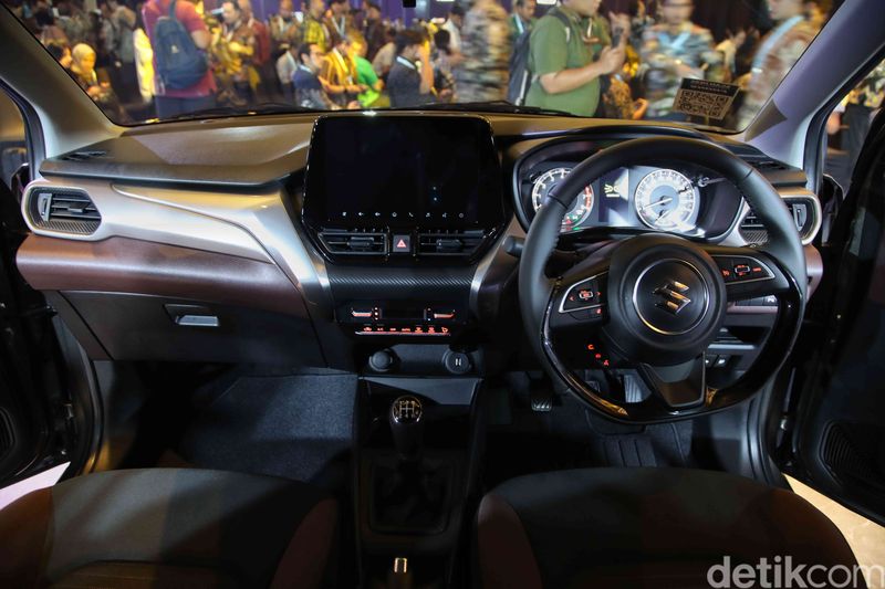Suzuki Fronx resmi diluncurkan di Jakarta hari ini. Salah satu daya tarik utama dari SUV compact ini adalah desain interiornya yang diklaim luas, nyaman, dan fungsional.