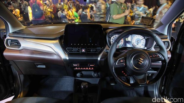 Suzuki Fronx resmi diluncurkan di Jakarta hari ini. Salah satu daya tarik utama dari SUV compact ini adalah desain interiornya yang diklaim luas, nyaman, dan fungsional.