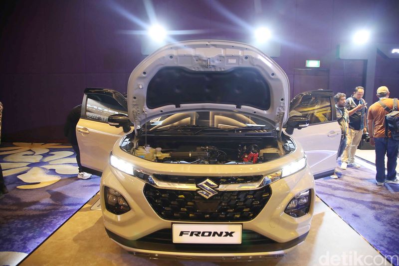 Suzuki Fronx resmi diluncurkan di Jakarta hari ini. Salah satu daya tarik utama dari SUV compact ini adalah desain interiornya yang diklaim luas, nyaman, dan fungsional.