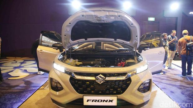 Suzuki Fronx resmi diluncurkan di Jakarta hari ini. Salah satu daya tarik utama dari SUV compact ini adalah desain interiornya yang diklaim luas, nyaman, dan fungsional.