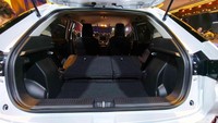 Fitur kenyamanan lainnya adalah cruise control yang tersedia mulai tipe GX, dan adaptive cruise control di tipe tertinggi. Dengan sistem ini, berkendara di jalan tol menjadi lebih rileks dan aman.  