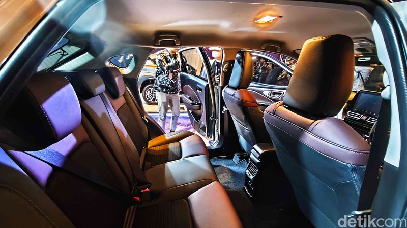 Suzuki Fronx resmi diluncurkan di Jakarta hari ini. Salah satu daya tarik utama dari SUV compact ini adalah desain interiornya yang diklaim luas, nyaman, dan fungsional.