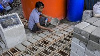 Kelompok Kerajinan Cangkring mendaur ulang limbah cangkang kerang hijau menjadi material bangunan seperti paving block, kloset, hiasan dinding hingga kerajinan tangan bernilai jual. (ANTARA FOTO/Sulthony Hasanuddin)