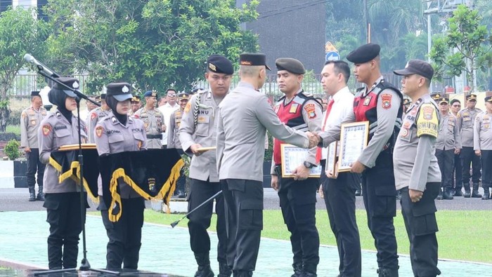 Irjen Hendro Pandowo saat memberikan penghargaan 32 anggota Polda Babel.