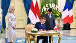 Saat Macron Penasaran Lihat Lukisan di Ruang Kerja Prabowo