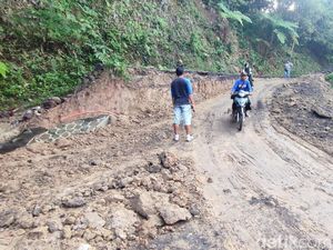 Jalan Penghubung Antar Kecamatan di Ciamis Ambles, Akses Ditutup Sementara