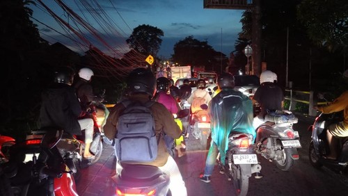 Jalan Raya Dalung, Kuta Utara, sebagai jalur penghubung kawasan Kuta menuju Mengwi yang selalu padat merayap sejak sore hingga malam tiap hari. (Agus Eka/detikBali)