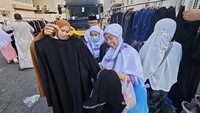 Pasar dadakan tersebut menawarkan berbagai barang menarik seperti pakaian, makanan ringan khas Arab, serta pernak-pernik haji yang banyak diburu sebagai oleh-oleh. Suasana pasar terasa ramai dengan aktivitas tawar-menawar dalam berbagai bahasa. (ANTARA FOTO/Andika Wahyu)  