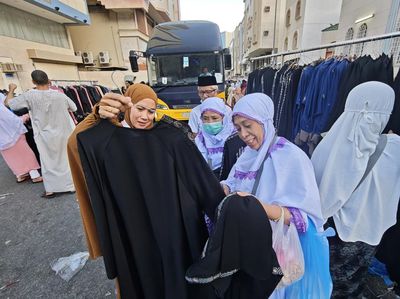 Jemaah Haji Indonesia Serbu Pasar Kaget di Makkah