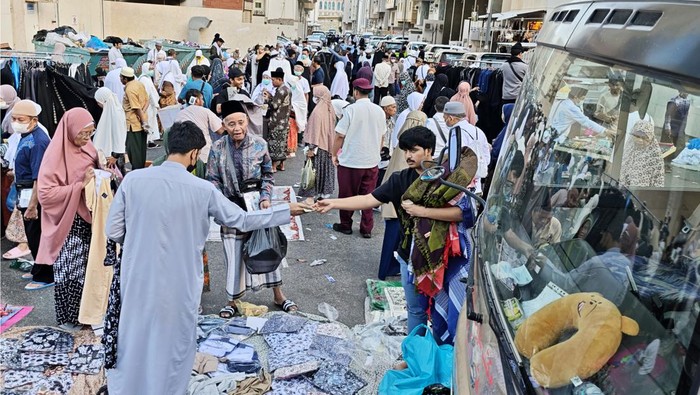 Jamaah calon haji Indonesia berbelanja di pasar kaget di dekat kawasan hotel tempat tinggal mereka di Syisyah, Makkah, Arab Saudi, Selasa (27/5/2025). Pasar tersebut menjual berbagai produk seperti pakaian, makanan, dan pernak-pernik haji yang bisa menjadi suvenir jamaah calon haji, yang dijual mulai dengan harga satu riyal hingga ratusan riyal per buah. ANTARA FOTO/Andika Wahyu/YU