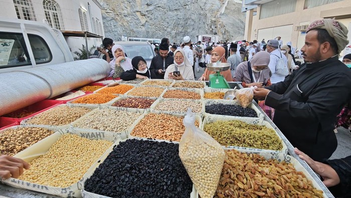 Jamaah calon haji Indonesia berbelanja di pasar kaget di dekat kawasan hotel tempat tinggal mereka di Syisyah, Makkah, Arab Saudi, Selasa (27/5/2025). Pasar tersebut menjual berbagai produk seperti pakaian, makanan, dan pernak-pernik haji yang bisa menjadi suvenir jamaah calon haji, yang dijual mulai dengan harga satu riyal hingga ratusan riyal per buah. ANTARA FOTO/Andika Wahyu/YU