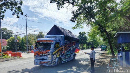 Petugas jembatan timbang berupaya menghentikan truk barang di Cekik, Jembrana, Bali, Rabu (28/5/2025). (I Putu Adi Budiastrawan/detikBali).