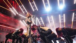 Nih Aksi Kontroversi Jennifer Lopez Ciuman di AMA 2025 Berbuah Cibiran
