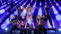 Nih Aksi Kontroversi Jennifer Lopez Ciuman di AMA 2025 Berbuah Cibiran