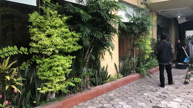 Kaca bagian depan Hotel Shafira pecah imbas ledakan SPBU Gedong Tengen, Selasa (27/5/2025).