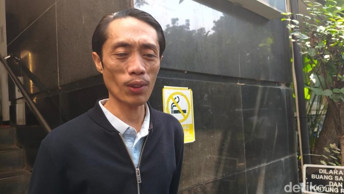 Kader PSI Dian Sandi Utama selesai diperiksa Polda Metro Jaya soal laporan Presiden RI ke-7 Jokowi soal tudingan ijazah palsu. (Kurniawan F/detikcom)