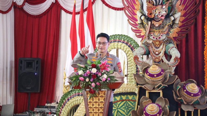 Kapolda Bali, Irjen Daniel Adityajaya, memberikan arahan kepada personel saat kunker ke Polres Gianyar,  Rabu (28/5/2025). (Dok. Polda Bali)