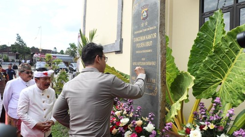 Kapolda Bali, Irjen Daniel Adityajaya, menandatangani prasasti peresmian gedung baru Polsek Ubud, Gianyar, Rabu (28/5/2025). (Dok. Polda Bali)