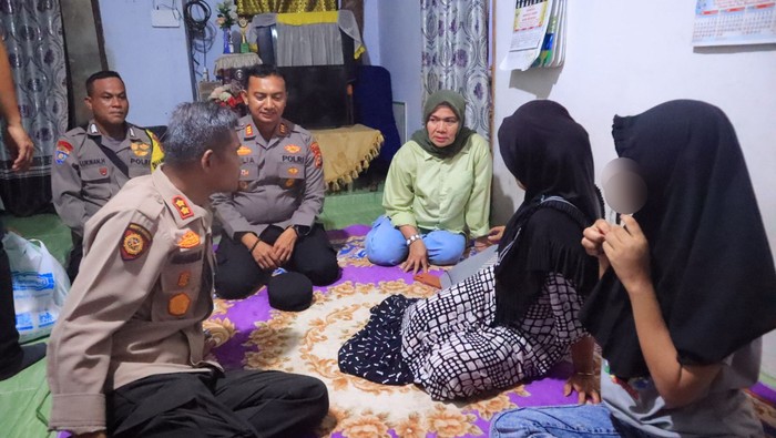 Kapolres Kampar Riau AKBP Mihardi Mirwan mengunjuki anak yatim korban penganiayaan tante.