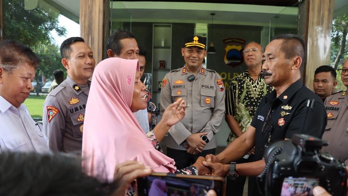 Kapolres Kendal, AKBP Hendry Susanto Sianipar, saat memediasi konflik antara PKL dan satpam KIK di Mapolres Kendal, Rabu (28/5/2025).