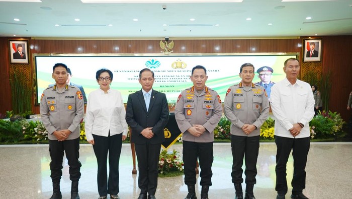 Kapolri Jenderal Listyo Sigit Prabowo meneken nota kesepahaman atau memorandum of understanding (MoU) dengan Menteri Lingkungan Hidup,
Hanif Faisol Nurofiq