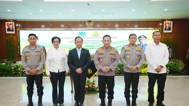 Kapolri Jenderal Listyo Sigit Prabowo meneken nota kesepahaman atau memorandum of understanding (MoU) dengan Menteri Lingkungan Hidup,Hanif Faisol Nurofiq