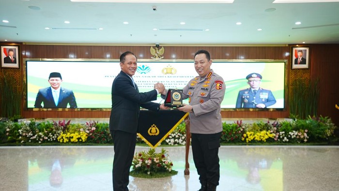 Kapolri Jenderal Listyo Sigit Prabowo meneken nota kesepahaman atau memorandum of understanding (MoU) dengan Menteri Lingkungan Hidup,
Hanif Faisol Nurofiq